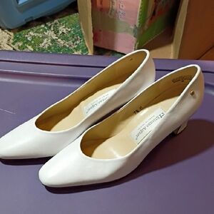 Etienne Aigner Classic White Leather Heels Size 7.5 Made In Spain GUC